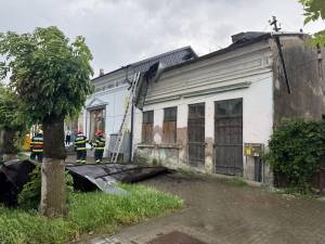 Vântul puternic a smuls acoperișul unei case nelocuite din Rădăuți