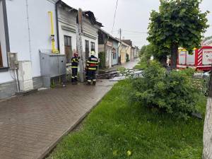 Vântul puternic a smuls acoperișul unei case nelocuite din Rădăuți