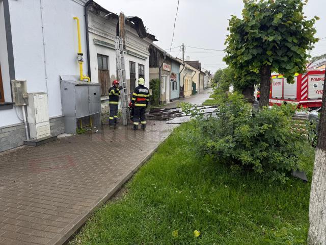Vântul puternic a smuls acoperișul unei case nelocuite din Rădăuți