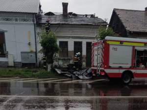 Vântul puternic a smuls acoperișul unei case nelocuite din Rădăuți