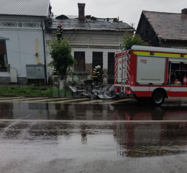 Vântul puternic a smuls acoperișul unei case nelocuite din Rădăuți