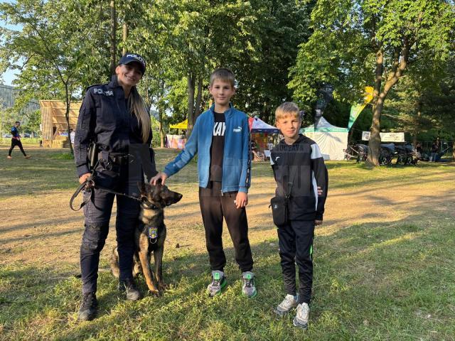 Polițiștii, acțiune de prevenire dar și de interacțiune cu publicul, prin intermediul câinelui Rey