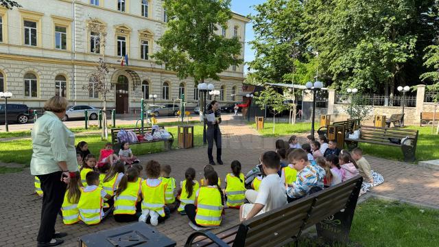 Peste 1.000 de copii de clasa I au avut un prim contact cu educația rutieră, în cadrul unui amplu program al Poliției