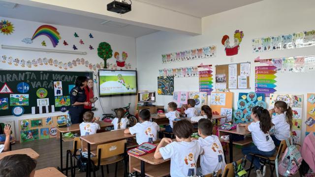 Peste 1.000 de copii de clasa I au avut un prim contact cu educația rutieră, în cadrul unui amplu program al Poliției