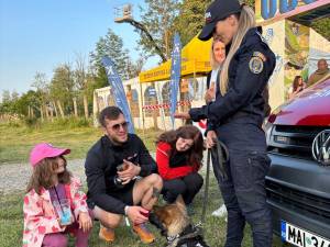 Polițiștii, acțiune de prevenire dar și de interacțiune cu publicul, prin intermediul câinelui Rey