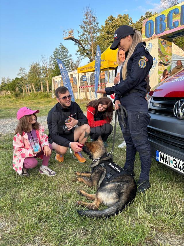 Polițiștii, acțiune de prevenire dar și de interacțiune cu publicul, prin intermediul câinelui Rey