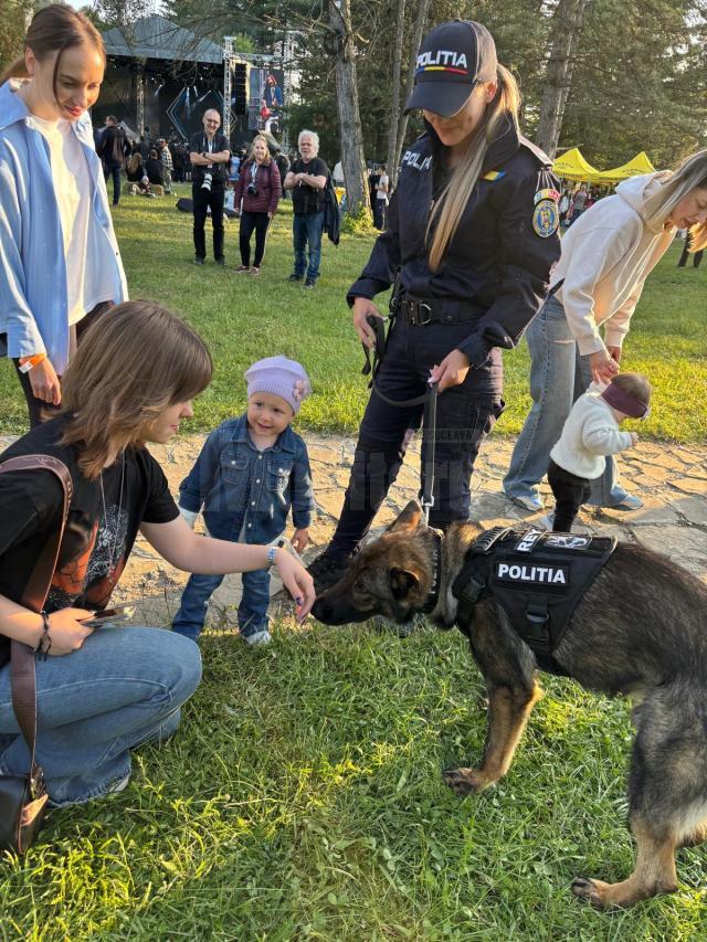 Polițiștii, acțiune de prevenire dar și de interacțiune cu publicul, prin intermediul câinelui Rey