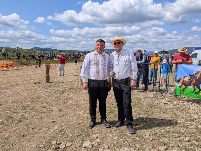 Primarul din marginea, Gheorghe Lazăr, alături de medicul veterinar Constantin Lazăr