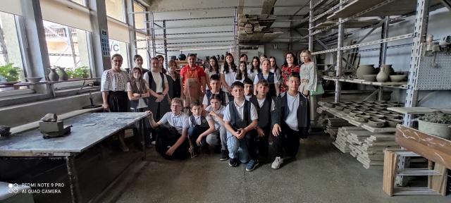 „Mâini dibace-pictură pe ceramică", acțiune la care au participat elevi din Bosanci și Marginea