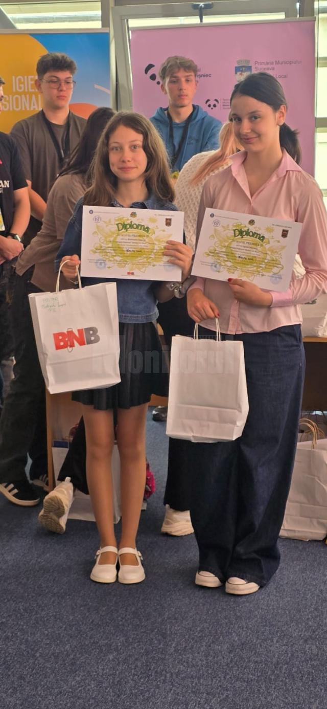 Expoziția „Nature Freaks”, la Teatrul „Matei Vișniec”, realizată de elevi pasionați, creativi și conștienți de importanța protejării mediului