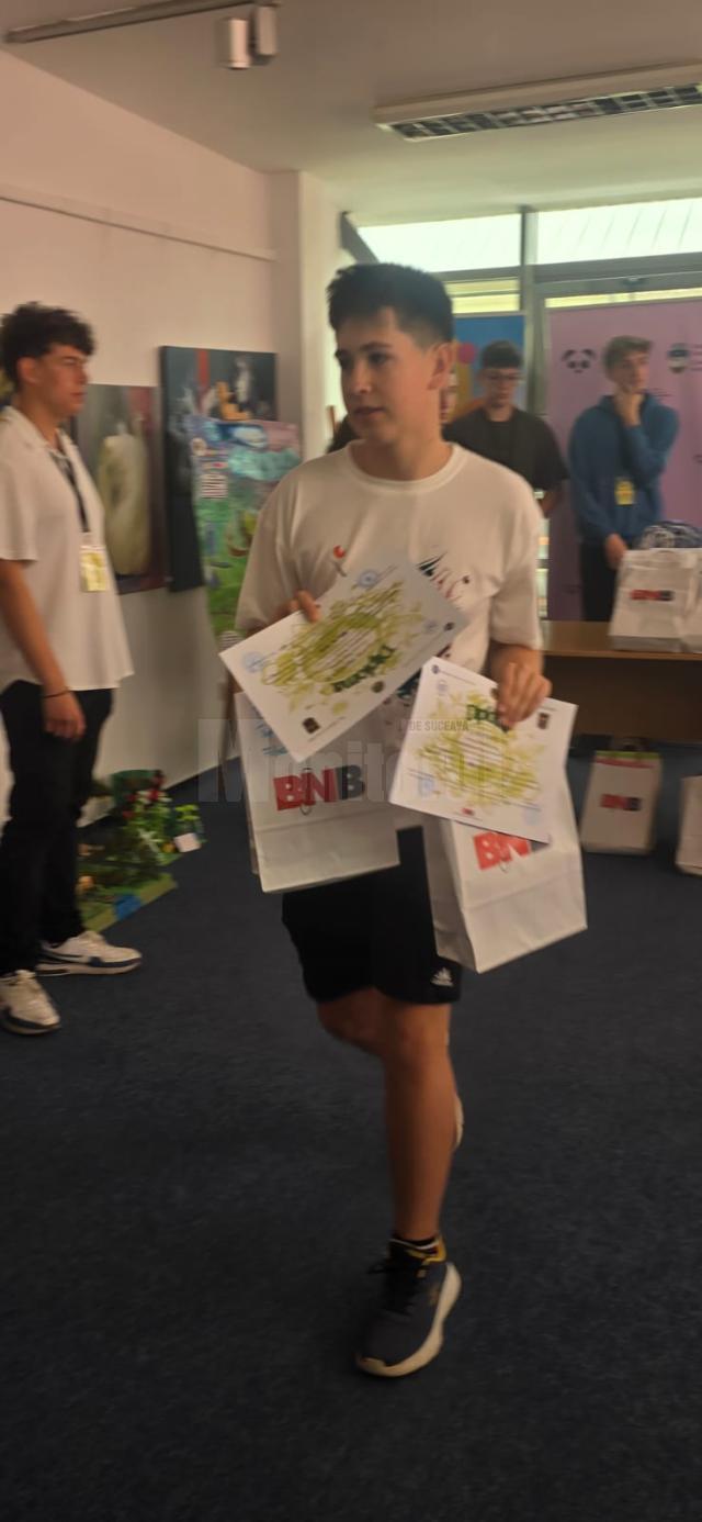 Expoziția „Nature Freaks”, la Teatrul „Matei Vișniec”, realizată de elevi pasionați, creativi și conștienți de importanța protejării mediului