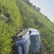 S-a răsturnat cu mașina în care se aflau și patru copii, cu vârste între 6 și 14 ani
