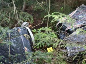 Colete cu țigări în valoare de peste 150.000 de lei, abandonate de contrabandiștii interceptați de polițiștii de frontieră