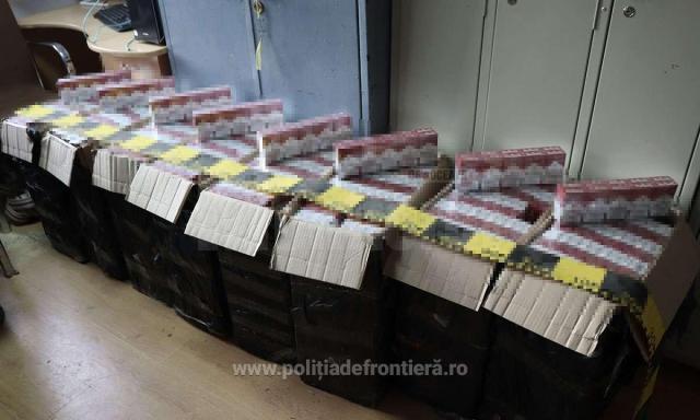 Colete cu țigări în valoare de peste 150.000 de lei, abandonate de contrabandiștii interceptați de polițiștii de frontieră