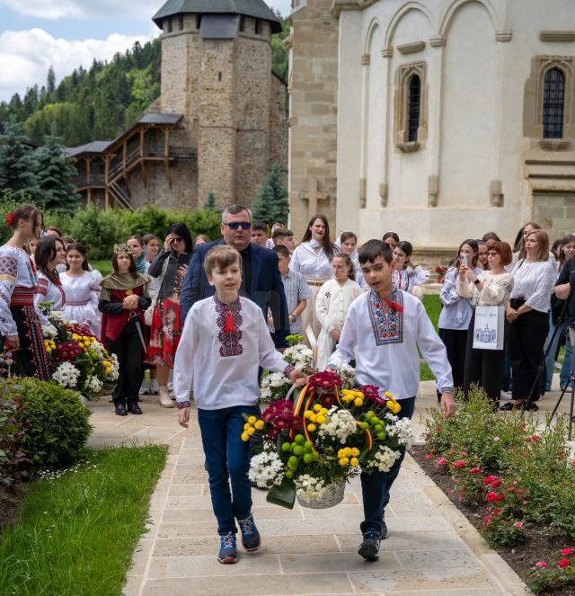 Zeci de elevi din Suceava, Chișinău și Cernăuți au participat la concursul de recitare a liricii eminesciene „La Putna”