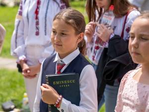 Zeci de elevi din Suceava, Chișinău și Cernăuți au participat la concursul de recitare a liricii eminesciene „La Putna”
