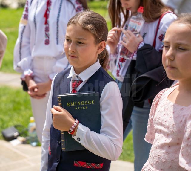 Zeci de elevi din Suceava, Chișinău și Cernăuți au participat la concursul de recitare a liricii eminesciene „La Putna”