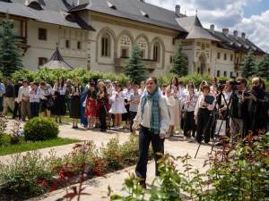 Zeci de elevi din Suceava, Chișinău și Cernăuți au participat la concursul de recitare a liricii eminesciene „La Putna”