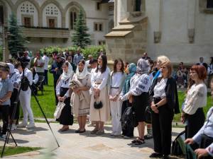 Zeci de elevi din Suceava, Chișinău și Cernăuți au participat la concursul de recitare a liricii eminesciene „La Putna”