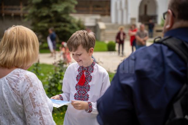 Zeci de elevi din Suceava, Chișinău și Cernăuți au participat la concursul de recitare a liricii eminesciene „La Putna”