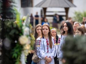 Zeci de elevi din Suceava, Chișinău și Cernăuți au participat la concursul de recitare a liricii eminesciene „La Putna”