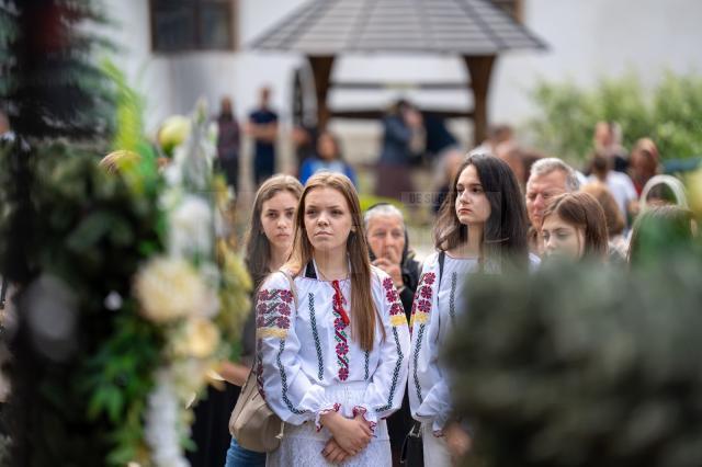 Zeci de elevi din Suceava, Chișinău și Cernăuți au participat la concursul de recitare a liricii eminesciene „La Putna”