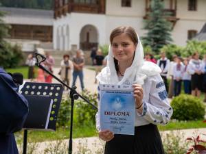 Zeci de elevi din Suceava, Chișinău și Cernăuți au participat la concursul de recitare a liricii eminesciene „La Putna”