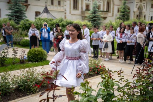 Zeci de elevi din Suceava, Chișinău și Cernăuți au participat la concursul de recitare a liricii eminesciene „La Putna”