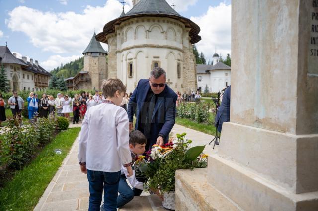 Zeci de elevi din Suceava, Chișinău și Cernăuți au participat la concursul de recitare a liricii eminesciene „La Putna”