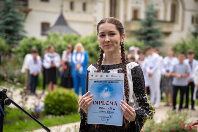 Zeci de elevi din Suceava, Chișinău și Cernăuți au participat la concursul de recitare a liricii eminesciene „La Putna”