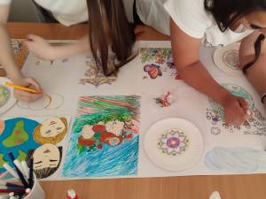 Lucrări realizate de elevi humoreni, ilustrând viziuni creative asupra copilăriei, empatiei și prieteniei, adunate într-o expoziție