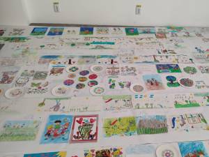Lucrări realizate de elevi humoreni, ilustrând viziuni creative asupra copilăriei, empatiei și prieteniei, adunate într-o expoziție