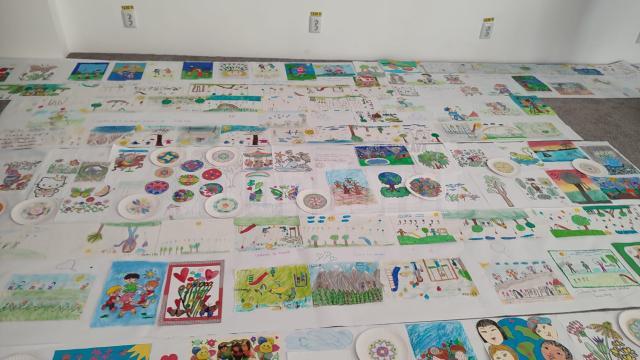 Lucrări realizate de elevi humoreni, ilustrând viziuni creative asupra copilăriei, empatiei și prieteniei, adunate într-o expoziție