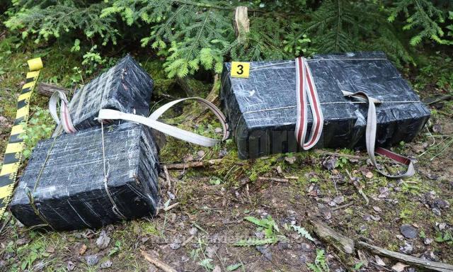 Colete cu țigări în valoare de peste 150.000 de lei, abandonate de contrabandiștii interceptați de polițiștii de frontieră