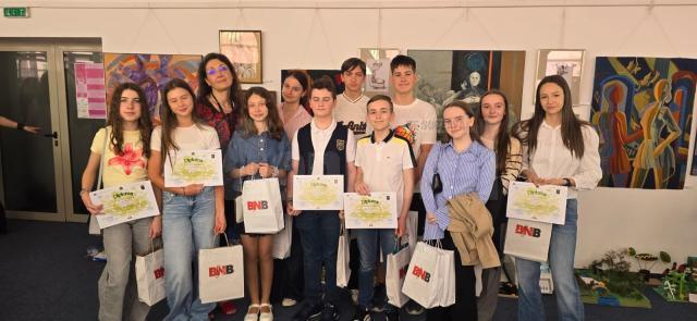 Expoziția „Nature Freaks”, la Teatrul „Matei Vișniec”, realizată de elevi pasionați, creativi și conștienți de importanța protejării mediului