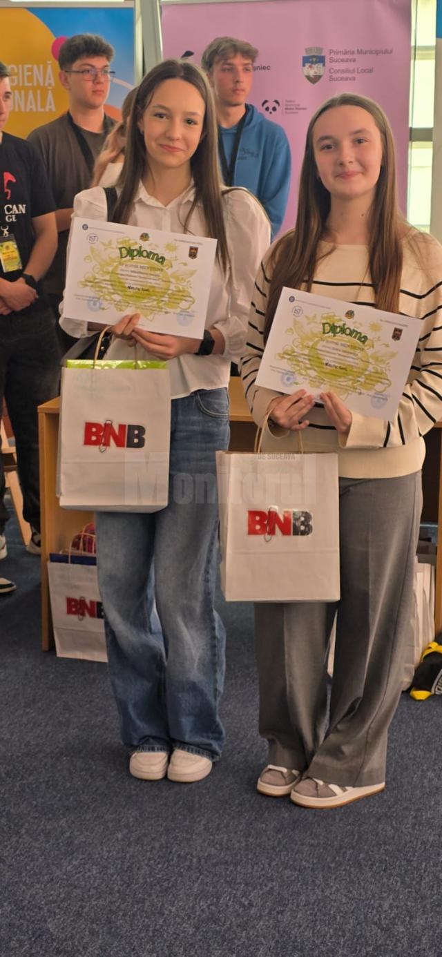 Expoziția „Nature Freaks”, la Teatrul „Matei Vișniec”, realizată de elevi pasionați, creativi și conștienți de importanța protejării mediului