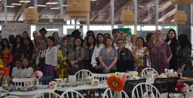 Program artistic variat, scenete de teatru, dansuri, piese muzicale, oferit de elevi din mai multe școli, la Pătrăuți