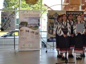 Program artistic variat, scenete de teatru, dansuri, piese muzicale, oferit de elevi din mai multe școli, la Pătrăuți