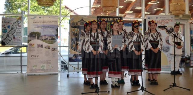 Program artistic variat, scenete de teatru, dansuri, piese muzicale, oferit de elevi din mai multe școli, la Pătrăuți