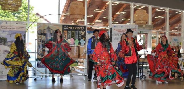 Program artistic variat, scenete de teatru, dansuri, piese muzicale, oferit de elevi din mai multe școli, la Pătrăuți