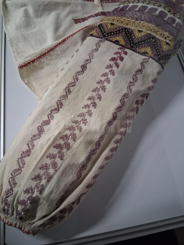 Expoziția „Cămăși și podoabe tradiționale”, deschisă pentru public la casa Ostra din Muzeul Satului Bucovinean