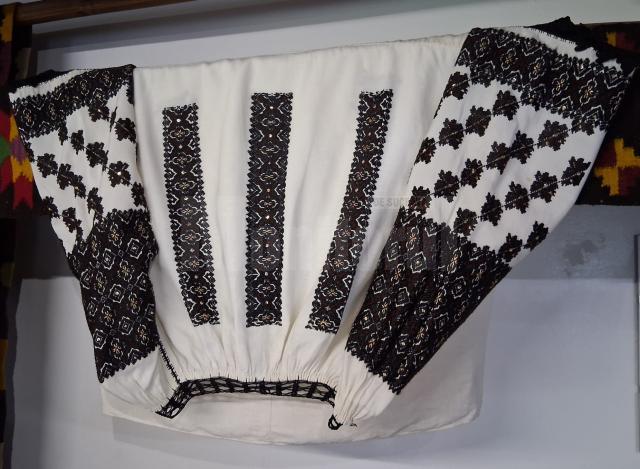 Expoziția „Cămăși și podoabe tradiționale”, deschisă pentru public la casa Ostra din Muzeul Satului Bucovinean