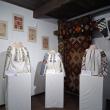 Expoziția „Cămăși și podoabe tradiționale”, deschisă pentru public la casa Ostra din Muzeul Satului Bucovinean