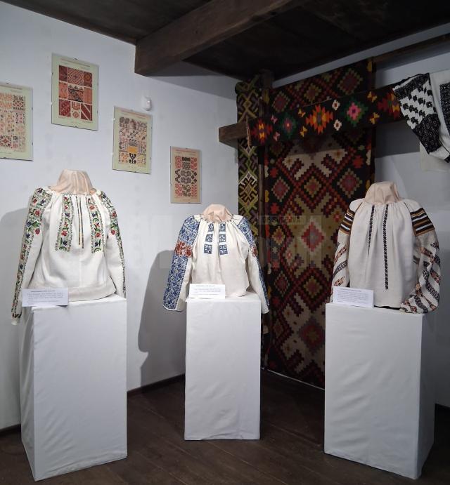 Expoziția „Cămăși și podoabe tradiționale”, deschisă pentru public la casa Ostra din Muzeul Satului Bucovinean