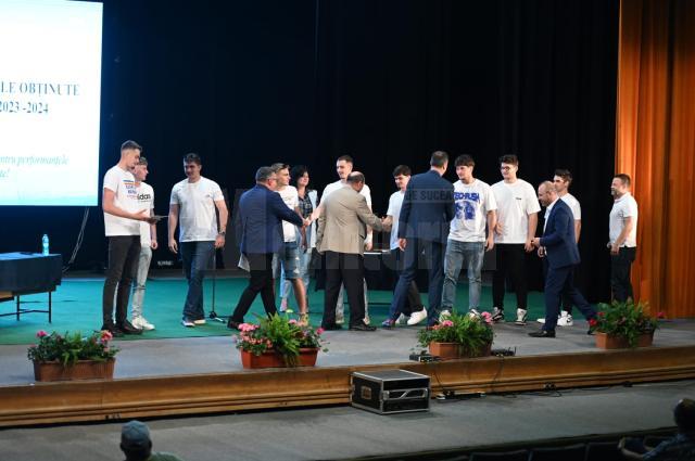 A fost premiată și echipa de handbal băieți de la Liceul cu Program Sportiv Suceava, câștigătoare a locului I la olimpiada națională a sportului școlar