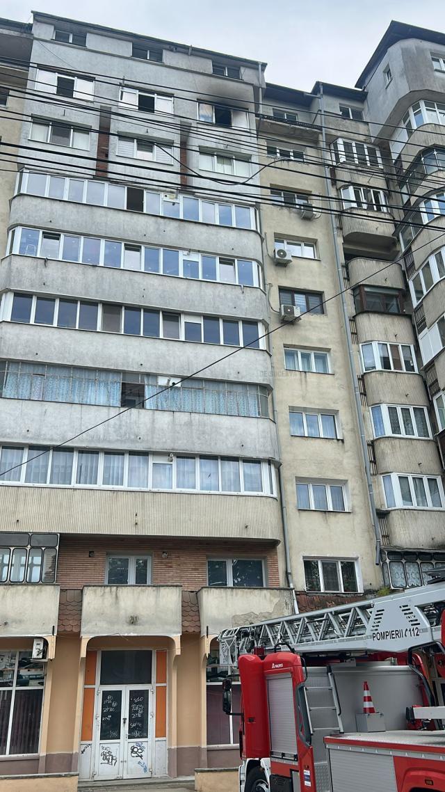 Incendiu cu degajări mari de fum și panică, într-un bloc din Burdujeni