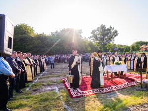 Sfințirea locului în care va fi ridicată biserica de zid a Schitului Mănăstioara-Udești