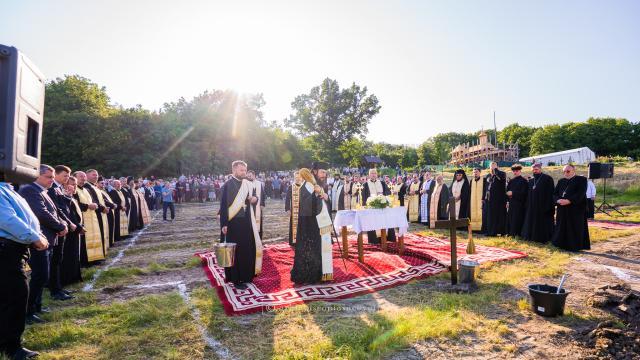 Sfințirea locului în care va fi ridicată biserica de zid a Schitului Mănăstioara-Udești