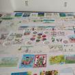 Lucrări realizate de elevi humoreni, ilustrând viziuni creative asupra copilăriei, empatiei și prieteniei, adunate într-o expoziție