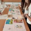 Lucrări realizate de elevi humoreni, ilustrând viziuni creative asupra copilăriei, empatiei și prieteniei, adunate într-o expoziție